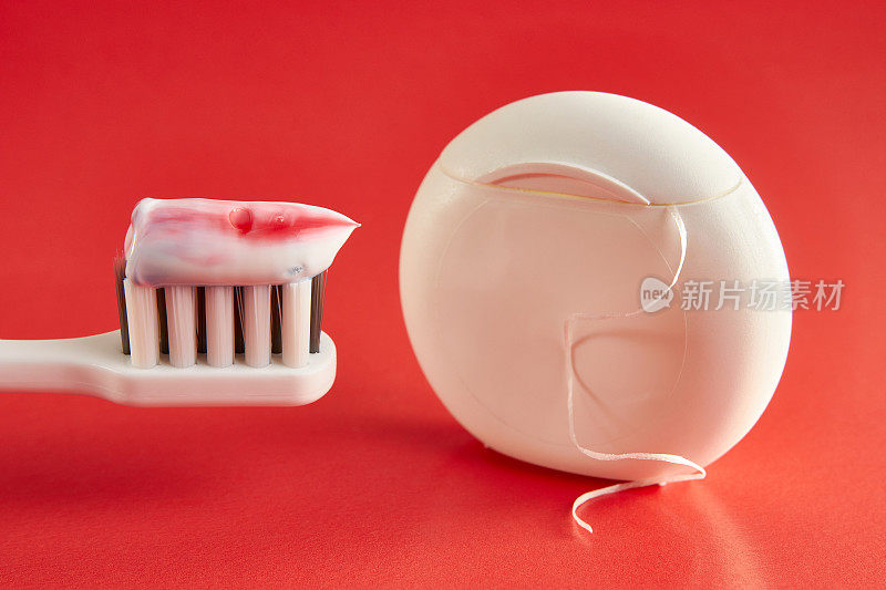 红色底色的牙刷、牙膏和牙线。牙科保健。口腔卫生。