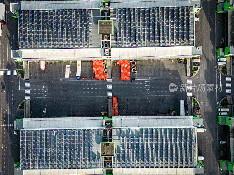 葡萄牙的物流中心鸟瞰图，上面有太阳能电池板和相关的车队