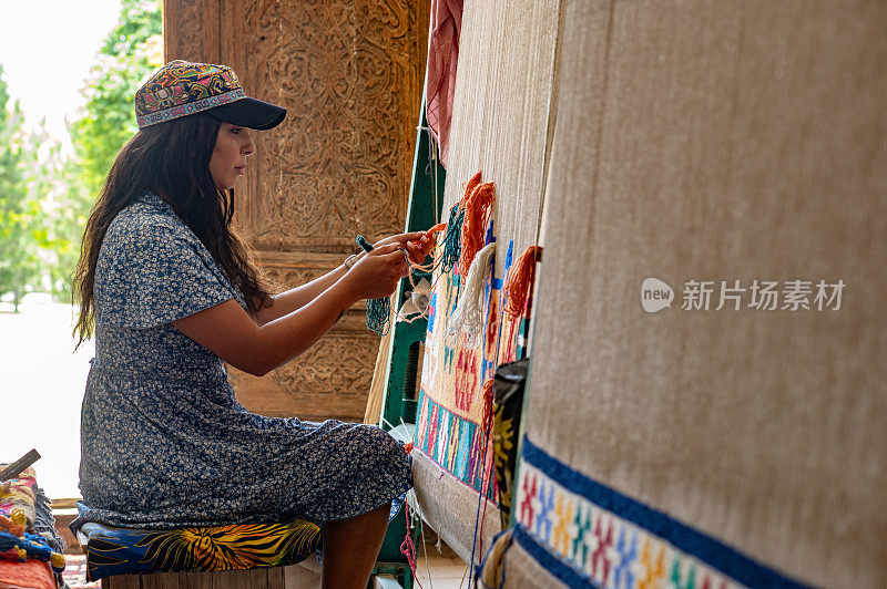 乌兹别克斯坦沙赫里萨布兹的妇女编织传统地毯