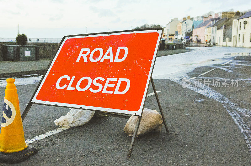 北爱尔兰Portaferry的主要道路因涨潮引起的洪水而关闭。由于涨潮和暴风雨天气，这个城镇面临着严重洪水的危险。