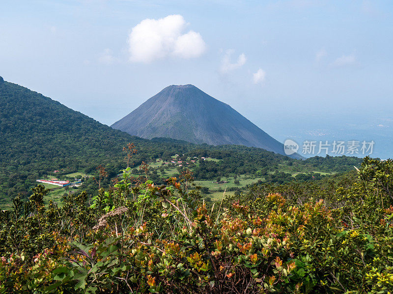 圣安娜火山的全景