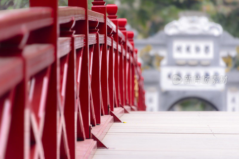 越南河内，河还剑湖上标志性的红色桥，通往丹玉山孔庙。