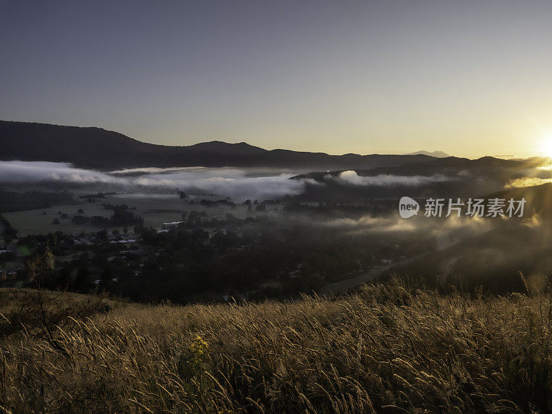 云与光在山谷里升起