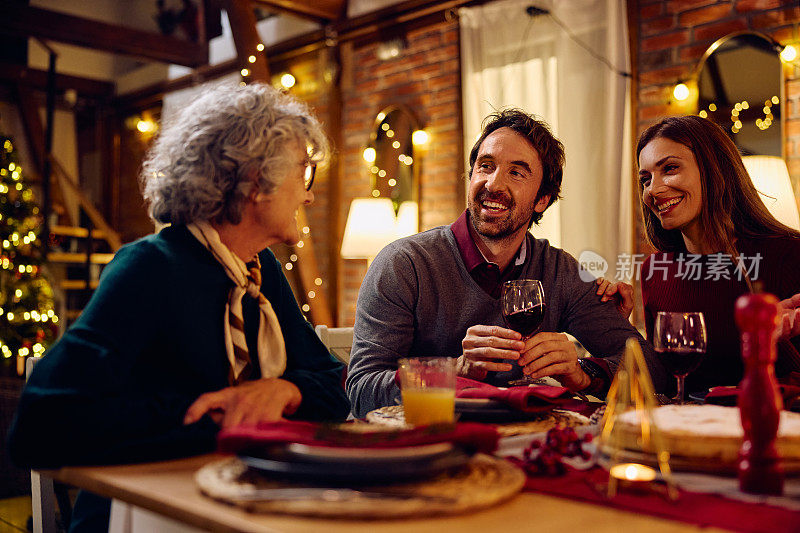 平安夜，一对幸福的夫妇在餐桌上与他们的长辈交谈。
