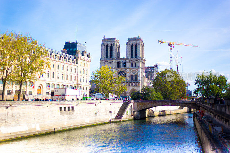 巴黎，法国:巴黎圣母院，建筑起重机，塞纳河