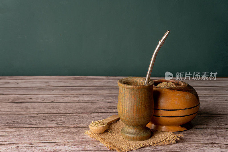 马黛茶:传统的南美富含咖啡因的饮料，在木桌上加草