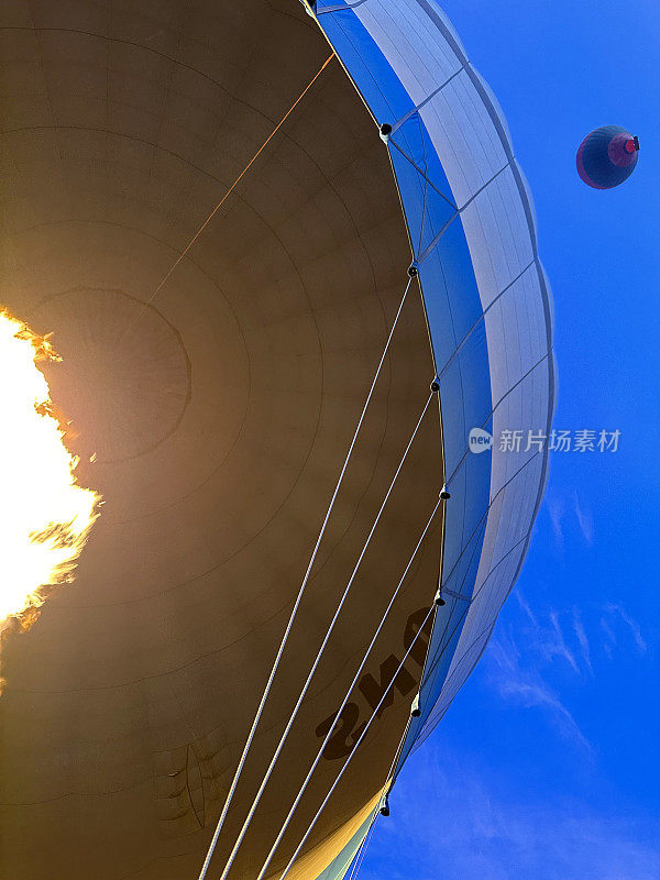 热气球燃烧器火焰提供向上运动，另一个气球在蓝色的天空，卢克索西岸，埃及
