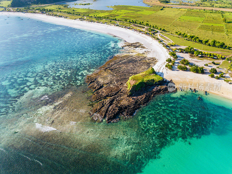 鸟瞰岩石半岛，清澈的绿松石水和郁郁葱葱的绿色景观。Lombok岛。