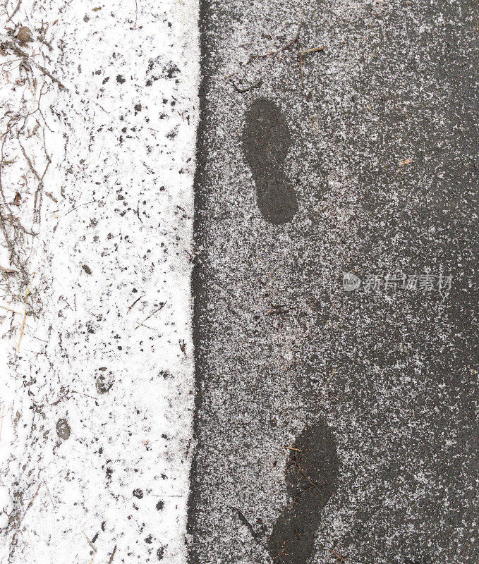 雪地上人类的脚印。