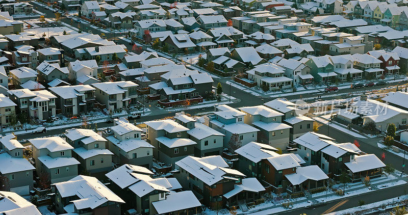 在寒冷的秋天，科罗拉多州丹佛市，无人机观看积雪覆盖的房屋