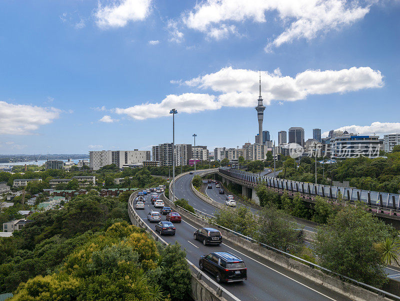 新西兰奥克兰市中心的车流