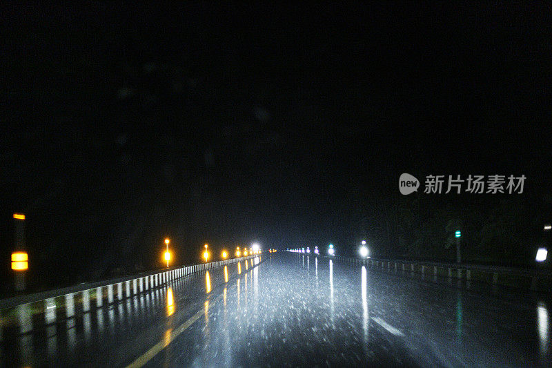 长夜高速公路暴雨运动模糊