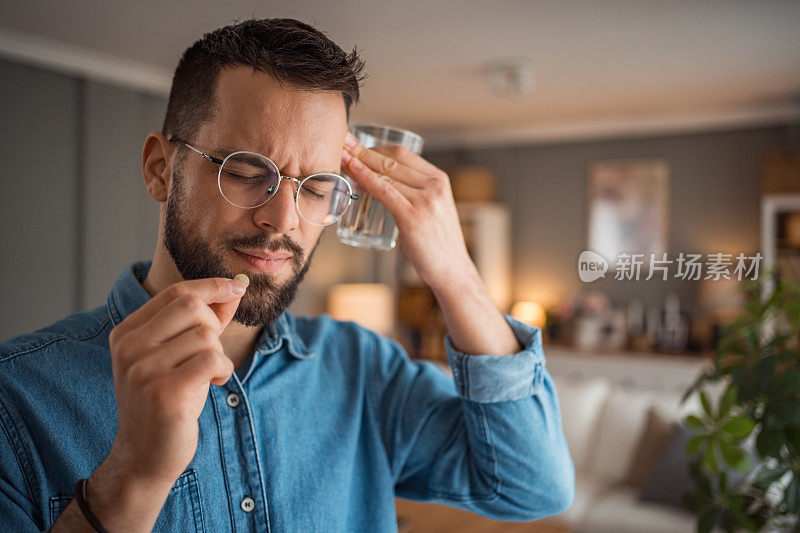 这个年轻人服用药物来减轻抑郁或头痛