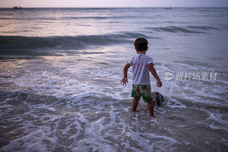 小男孩在浅海中玩耍