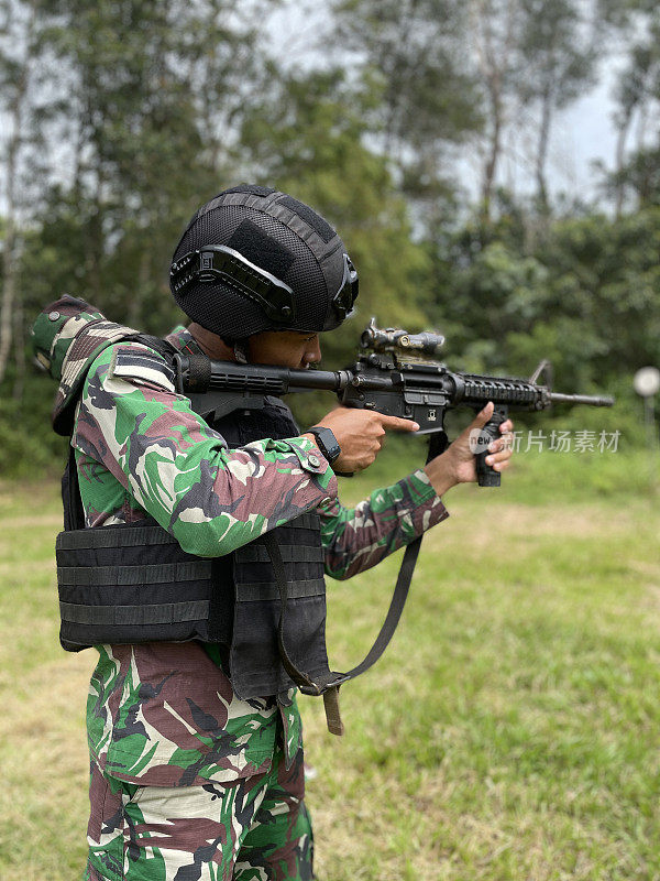 处于射击位置的印尼士兵。