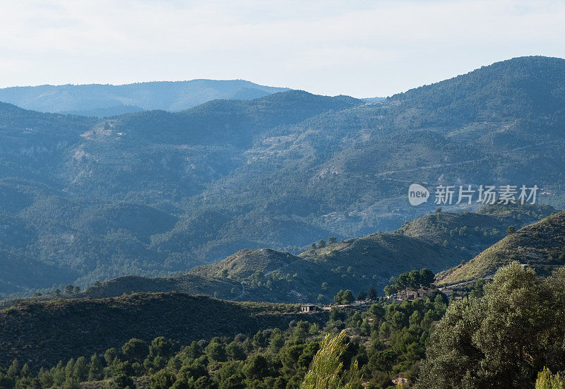 夏季阿利坎特地区的风景。从卡德科多尔山上俯瞰山谷。