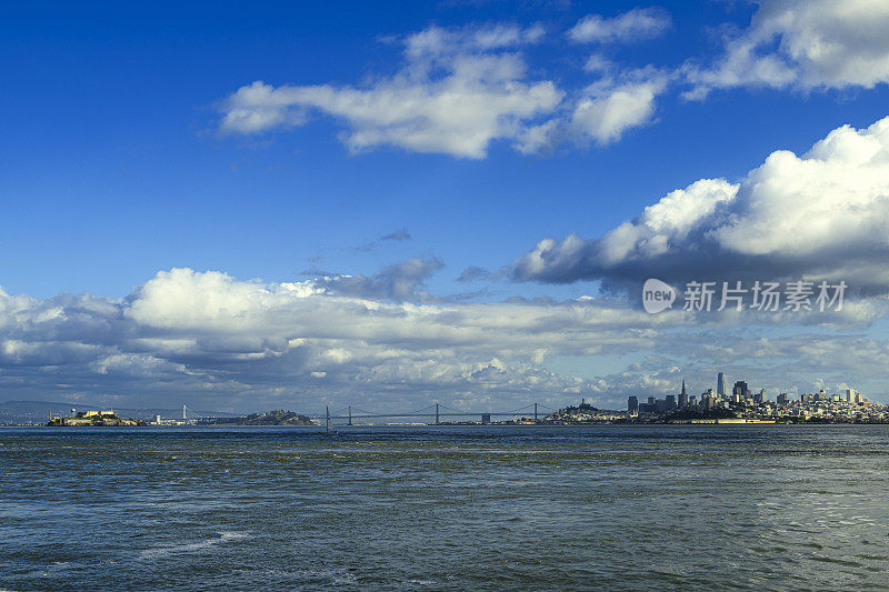 多云天空下的旧金山市景