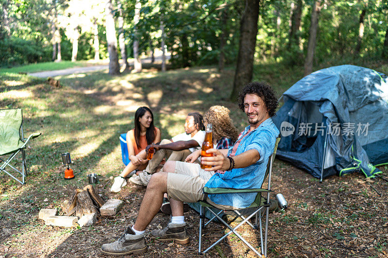 帅哥和他的朋友们在森林里露营