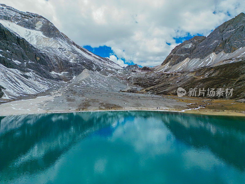 美丽的绿松石湖被称为牛奶湖，亚丁自然保护区五色湖，亚丁风景区位于中国四川稻城