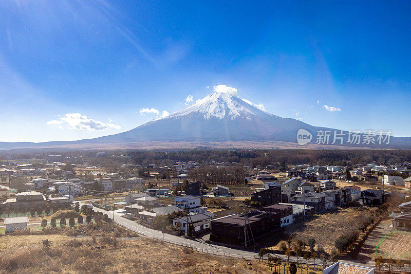 从直升飞机上俯瞰富士山