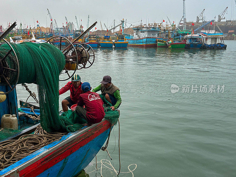 渔民在越南归仁港做准备