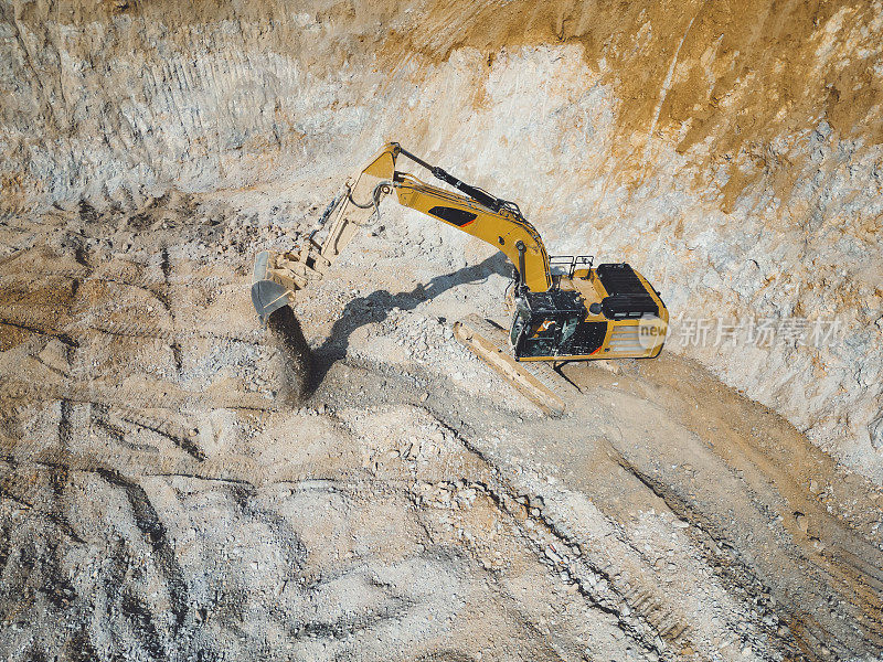 挖掘机在露天采石场挖洞，铲砾石