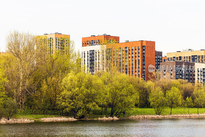 俄罗斯，莫斯科——2024年4月24日:湖边的住宅区
