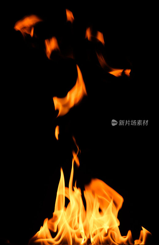 黑色背景上的火，燃烧着炽热的火焰，近距离观察