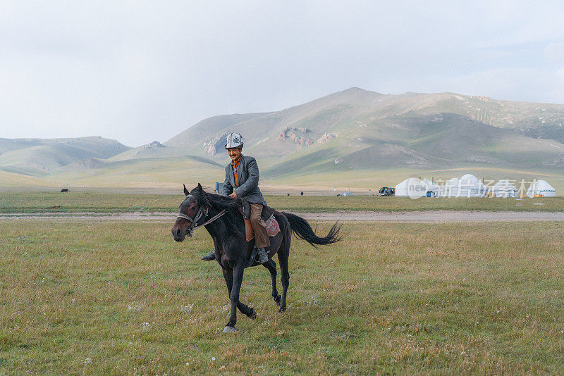 帐篷附近骑马的老人的肖像