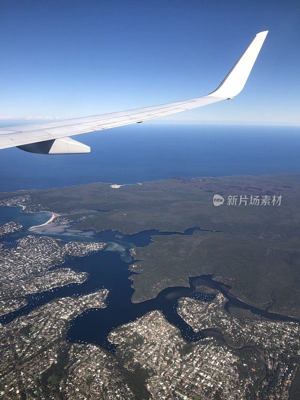 空中的海岸线和深蓝色的大海