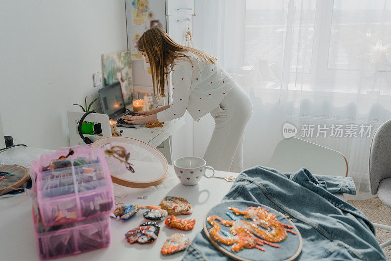 那个女人离开刺绣，跑到笔记本电脑前