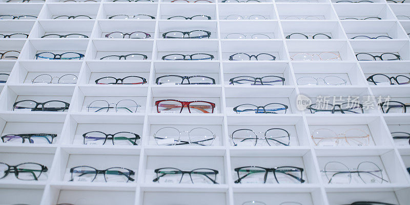 眼镜店的架子上陈列着各种眼镜架