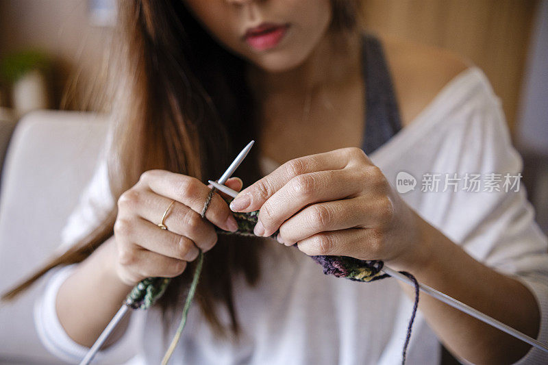 女人学习编织的细节