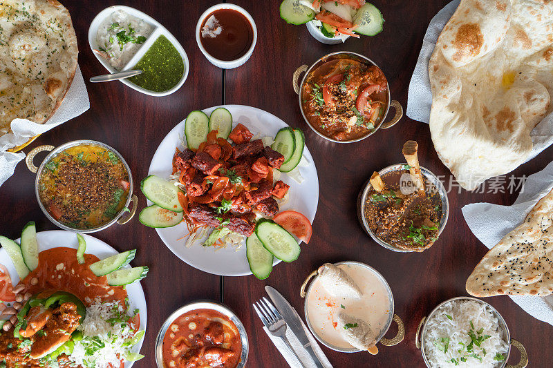 印度食物的桌面视图。
