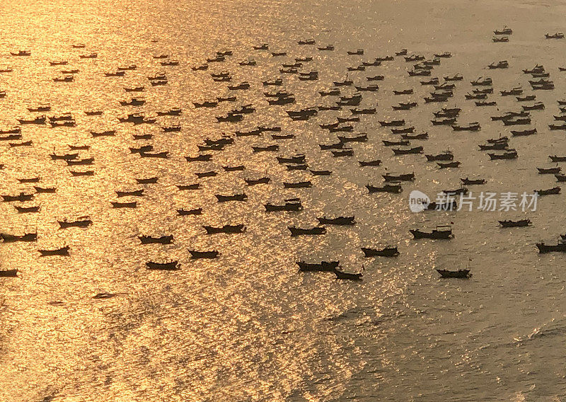 海滩上的日落和渔船