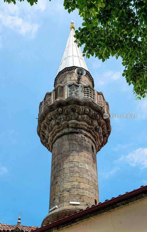 一座古老清真寺的尖塔，映衬着蓝天
