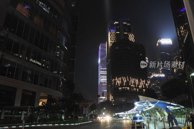 雅加达中央商务区的夜景在SCBD南雅加达印度尼西亚。