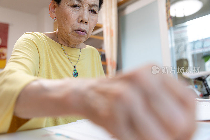 在家工作的资深女性