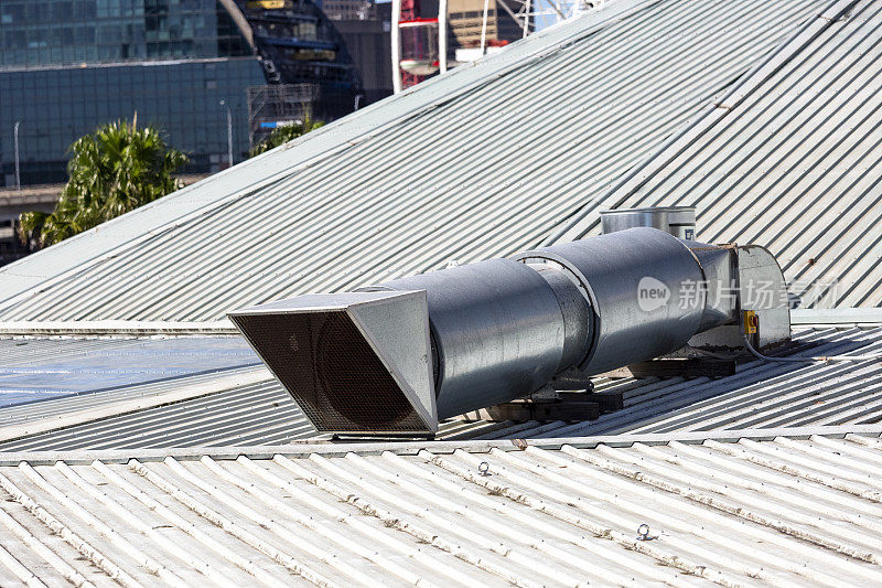 镀锌空调出口瓦楞铁屋顶，背景与复制空间