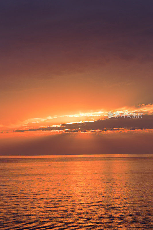 戏剧性的海景在都勒斯海滩的全景