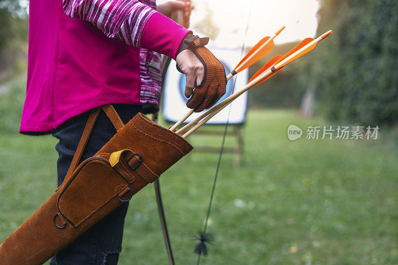 在射箭场上的一个女人