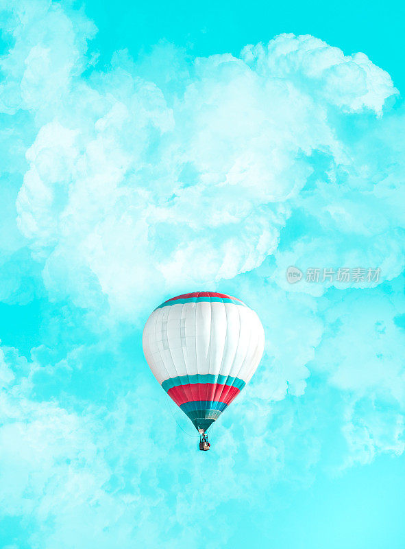 气球漂浮在多云生动的蓝天上，度假的时光。