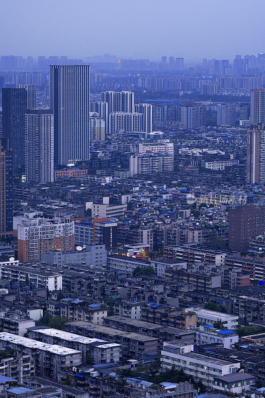 在成都的夜晚，城市里的现代高层建筑与稠密的蓝色摄影