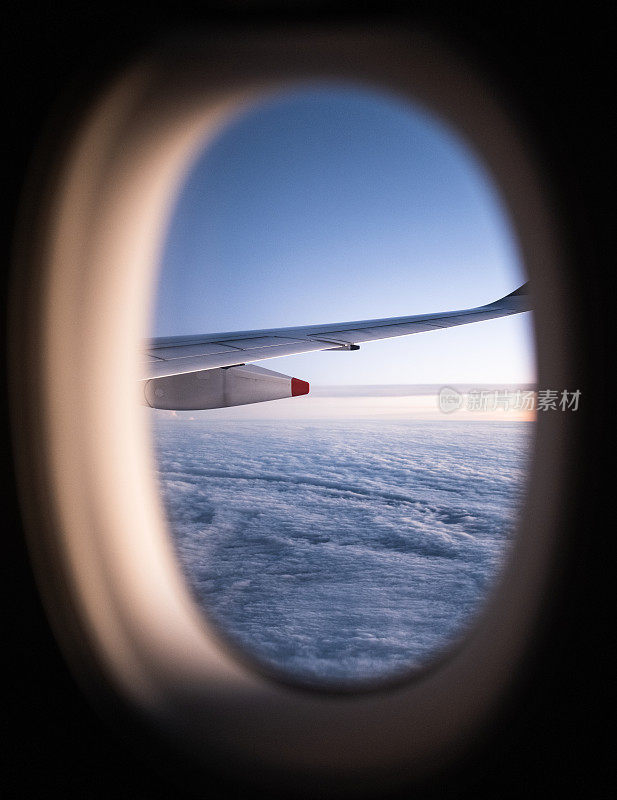 从飞机内部透过飞机窗户观看