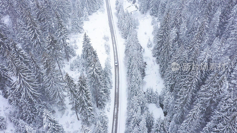 汽车行驶在冬天的乡村道路上