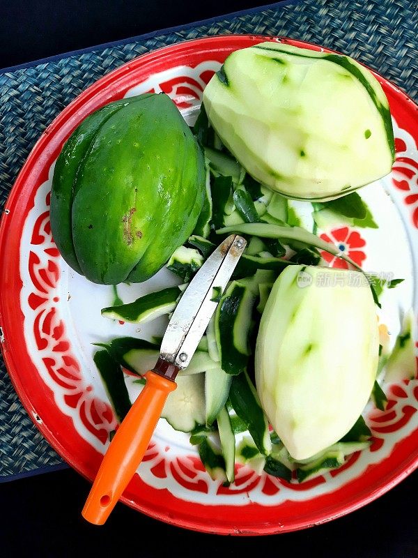 木瓜去皮-食品制备。