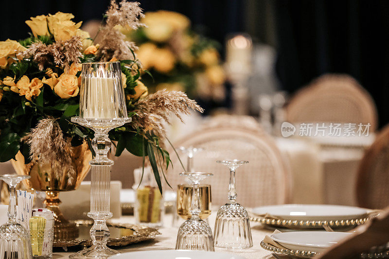 鲜花装饰的婚礼宾客桌