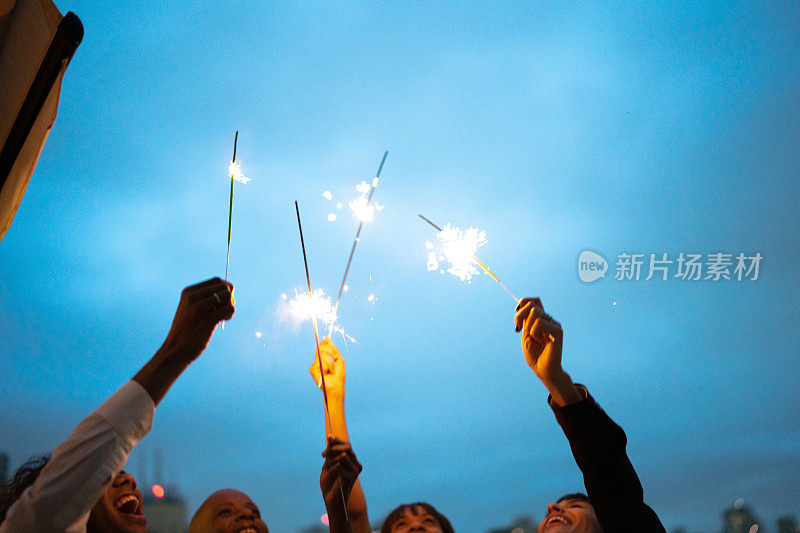 朋友们在家里放烟花庆祝新年