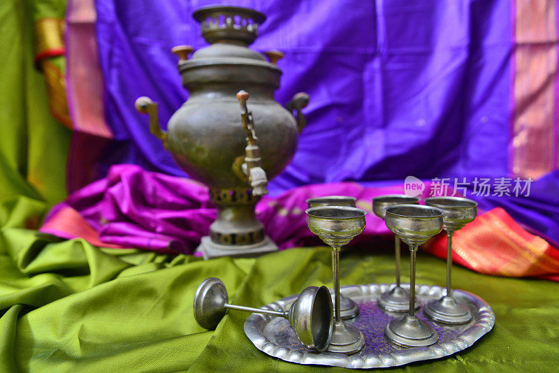奥坦提克老式茶炊和银杯子