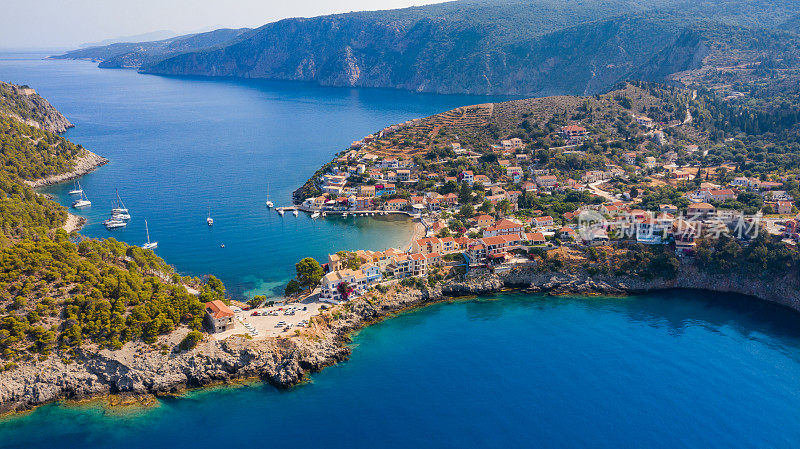鸟瞰地中海小岛上美丽的小村庄